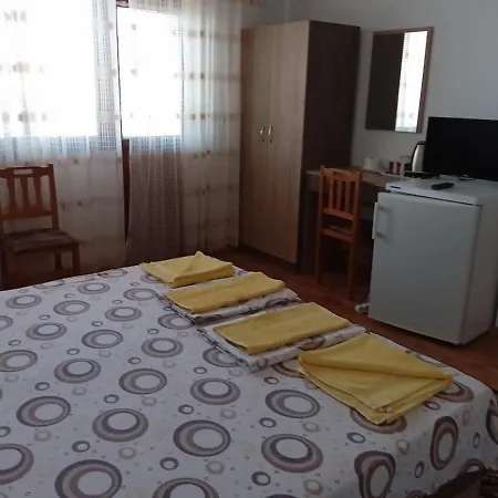 петрови ゲストハウス 2*
